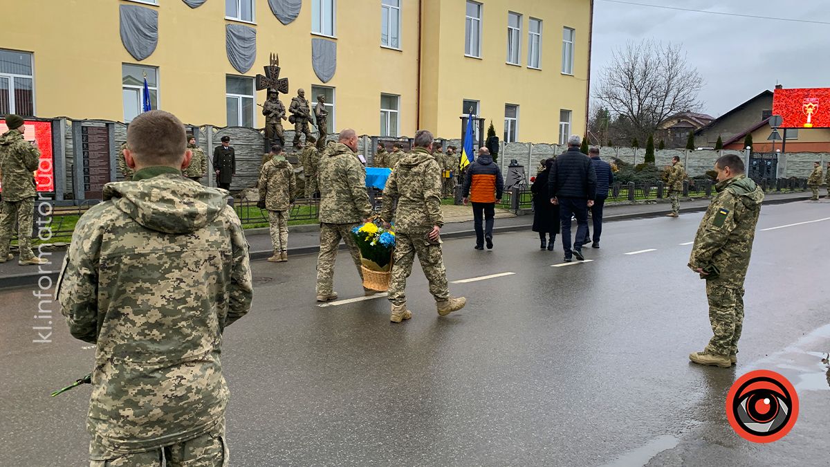 До Коломиї "на щиті" повернувся воїн Роман Федорак 8