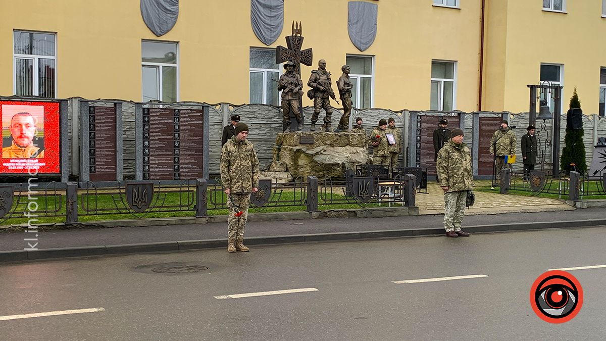 До Коломиї "на щиті" повернувся воїн Роман Федорак 10