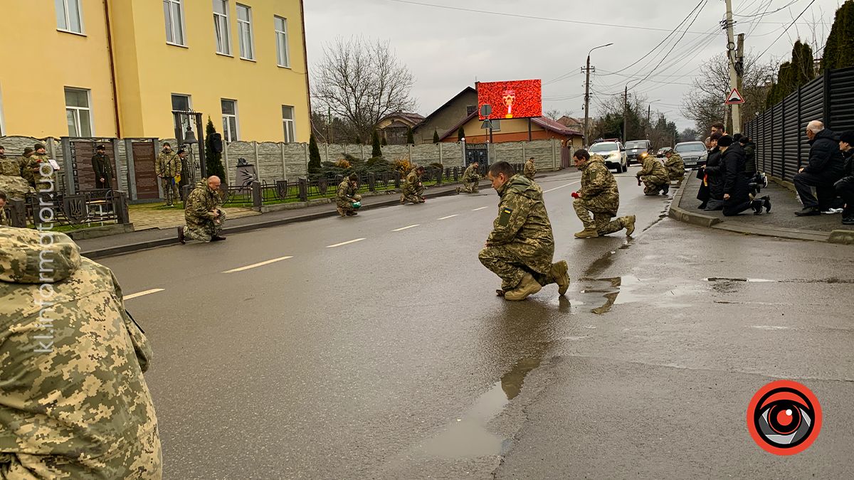 До Коломиї "на щиті" повернувся воїн Роман Федорак 11