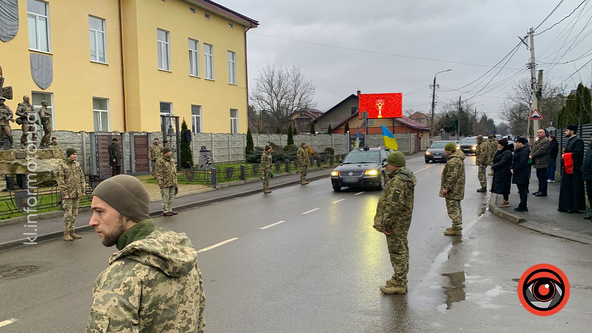 До Коломиї "на щиті" повернувся воїн Роман Федорак 12