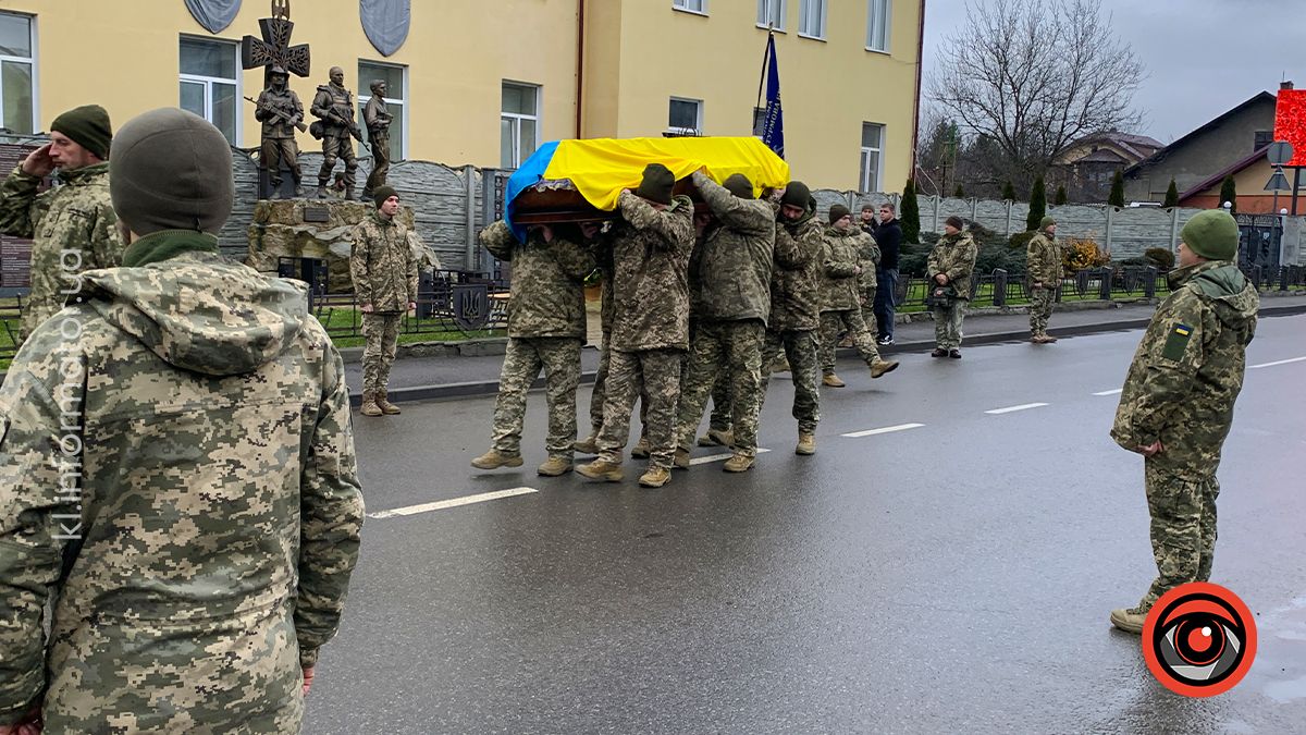 До Коломиї "на щиті" повернувся воїн Роман Федорак 13