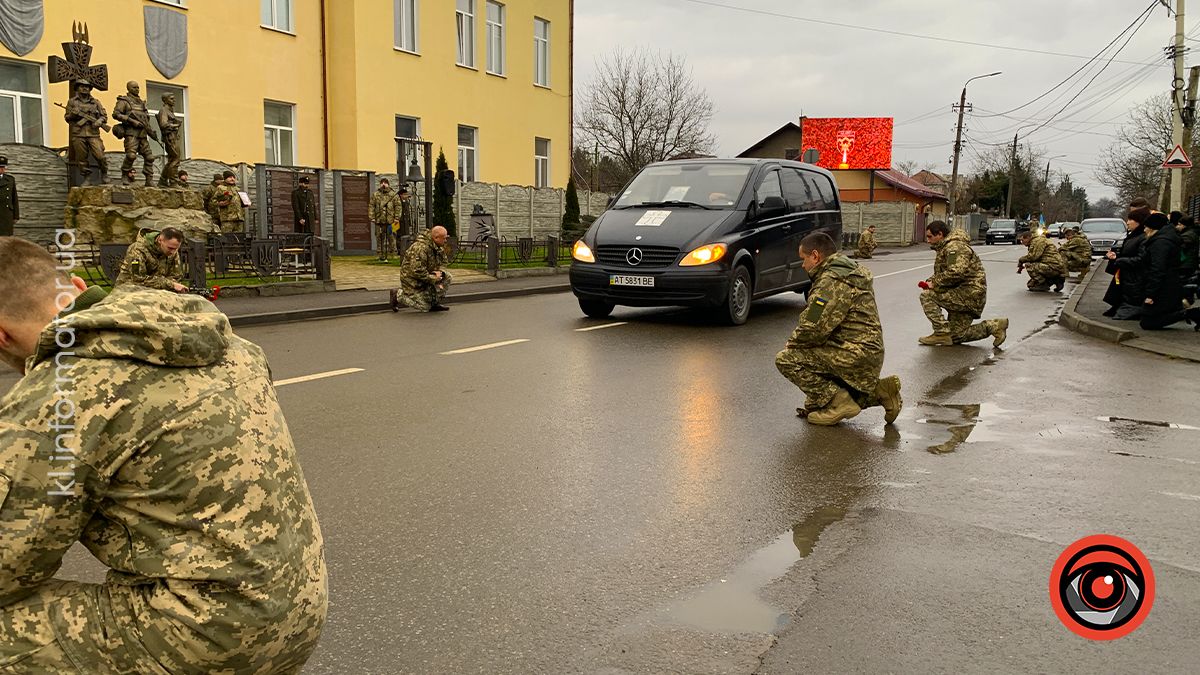 До Коломиї "на щиті" повернувся воїн Роман Федорак 14