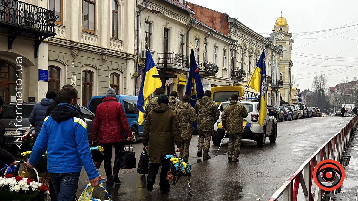 Назавжди 26: на вічний спочинок у Коломиї провели Романа Федорака 14