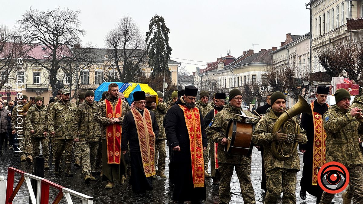 Назавжди 26: на вічний спочинок у Коломиї провели Романа Федорака 13