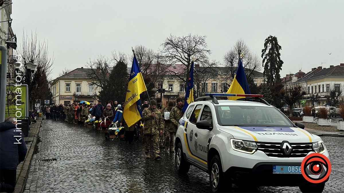 Назавжди 26: на вічний спочинок у Коломиї провели Романа Федорака 12