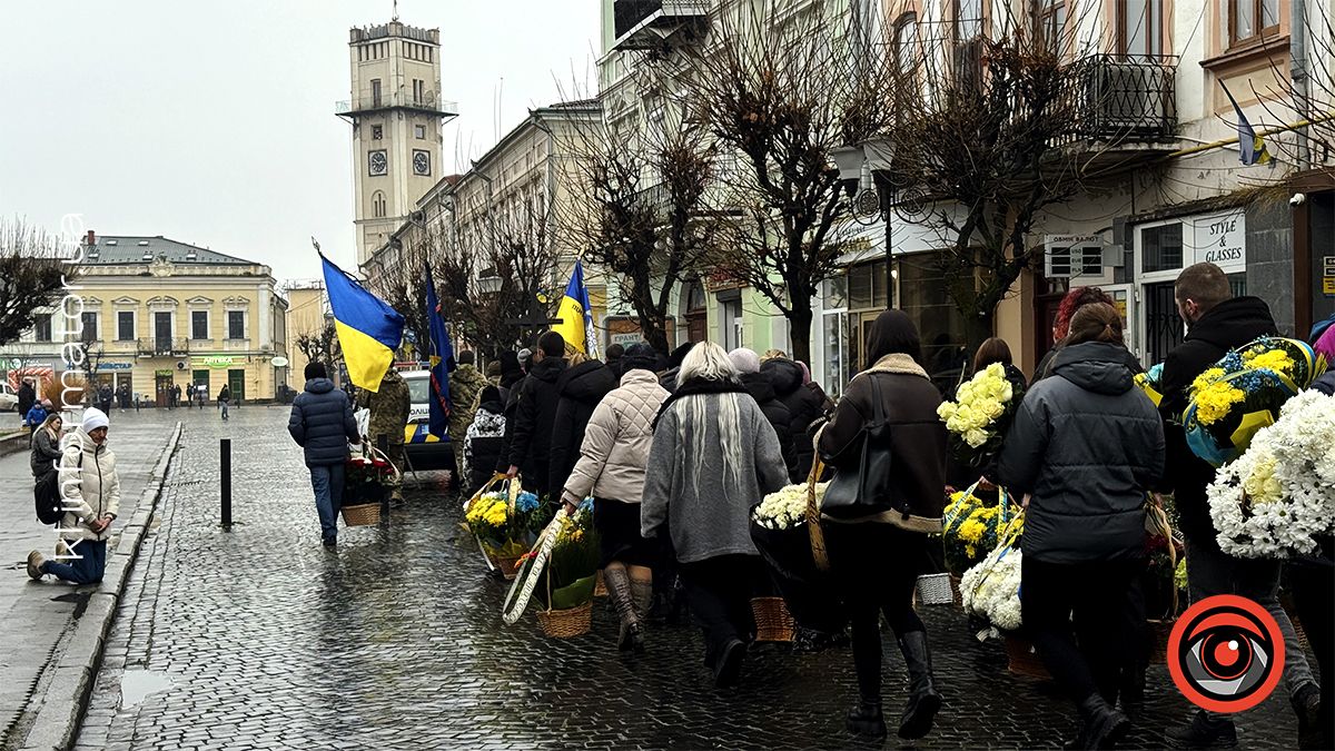 Назавжди 26: на вічний спочинок у Коломиї провели Романа Федорака 11