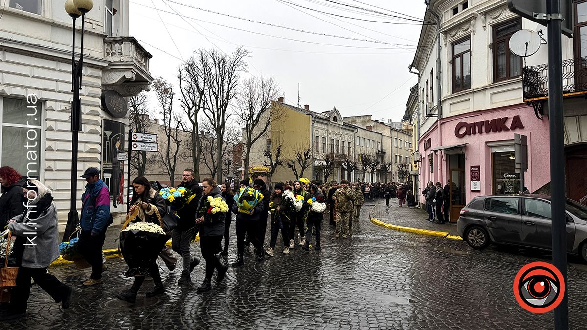 Назавжди 26: на вічний спочинок у Коломиї провели Романа Федорака 9