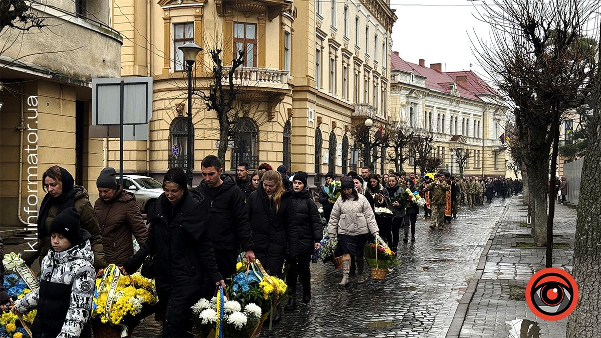 Назавжди 26: на вічний спочинок у Коломиї провели Романа Федорака 8