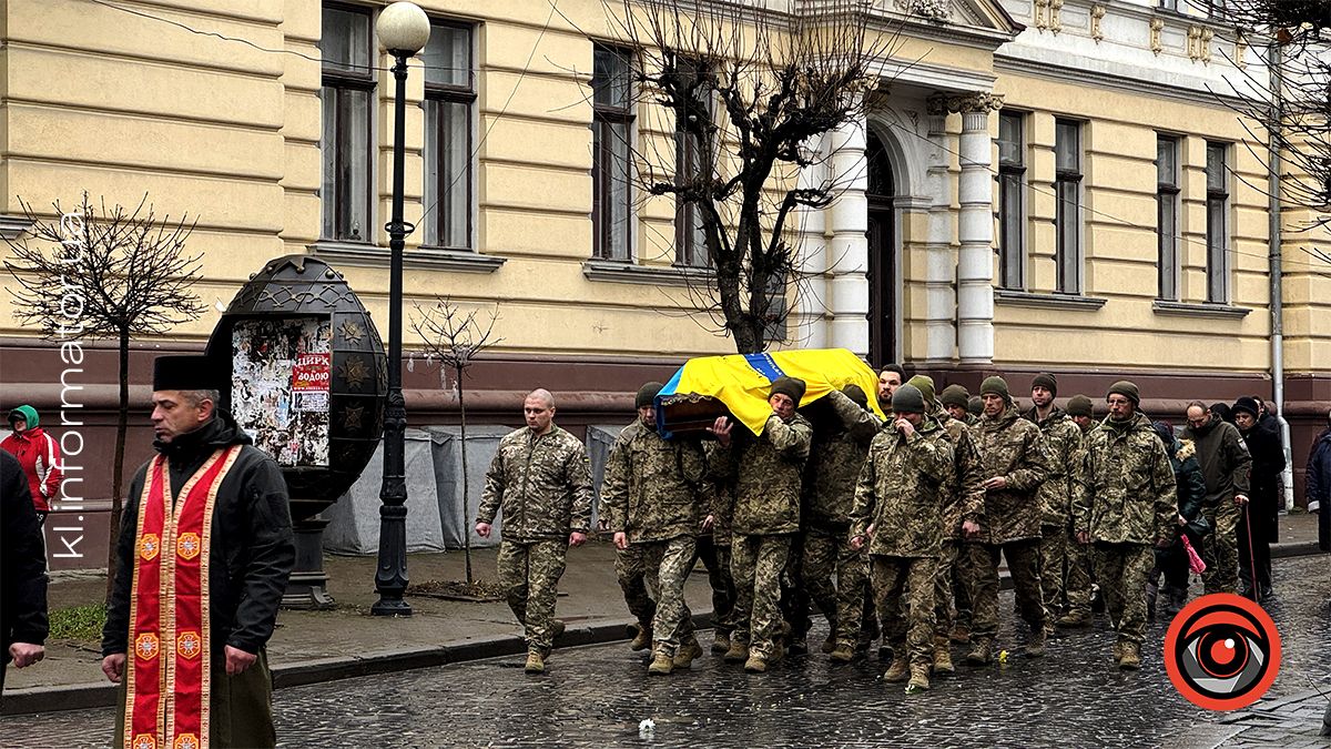 Назавжди 26: на вічний спочинок у Коломиї провели Романа Федорака 7