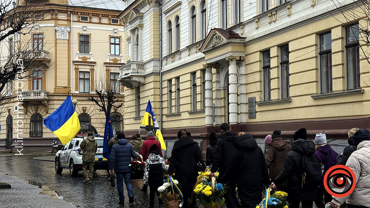 Назавжди 26: на вічний спочинок у Коломиї провели Романа Федорака 5