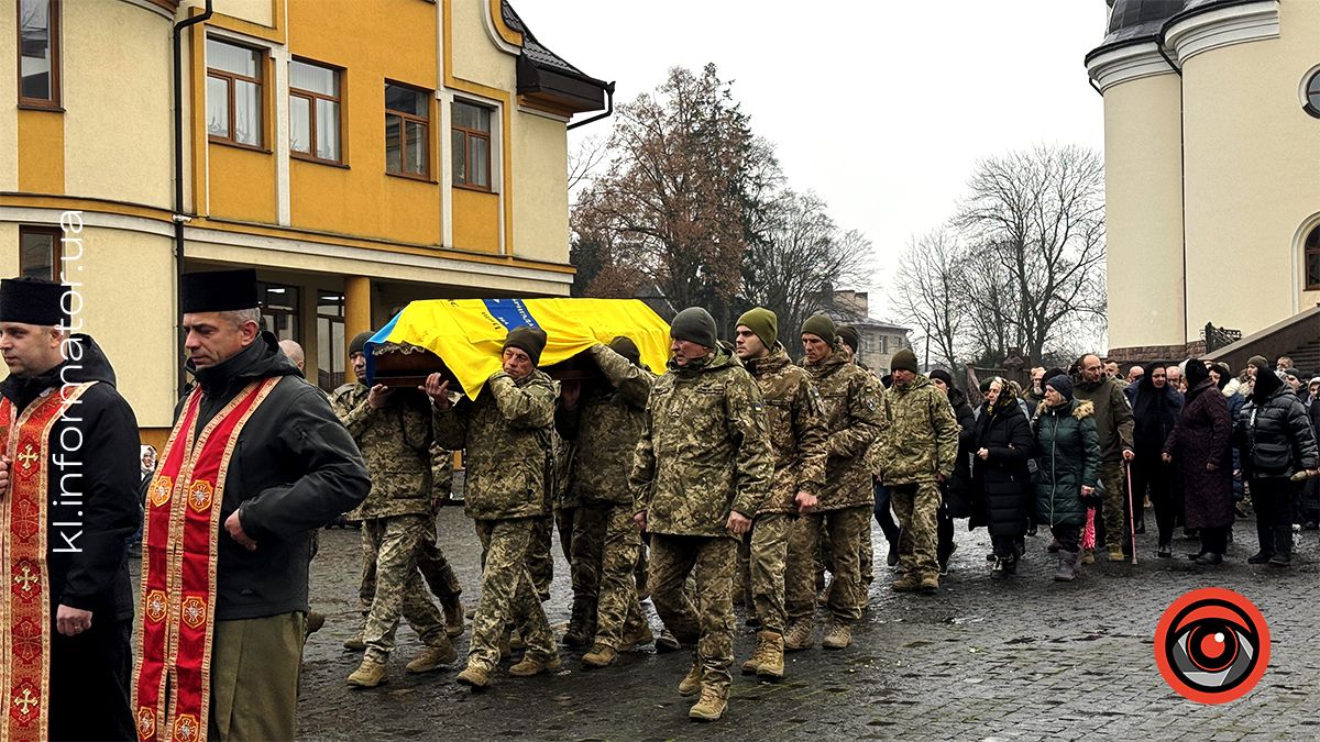 Назавжди 26: на вічний спочинок у Коломиї провели Романа Федорака 4