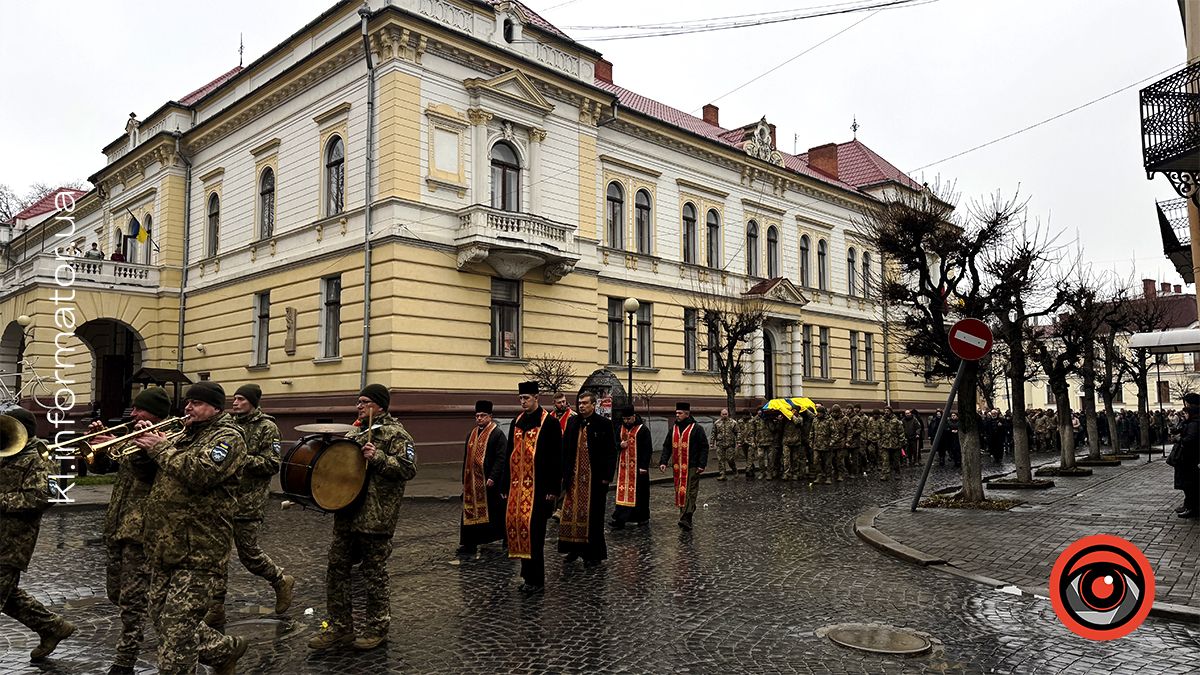 Назавжди 26: на вічний спочинок у Коломиї провели Романа Федорака 6