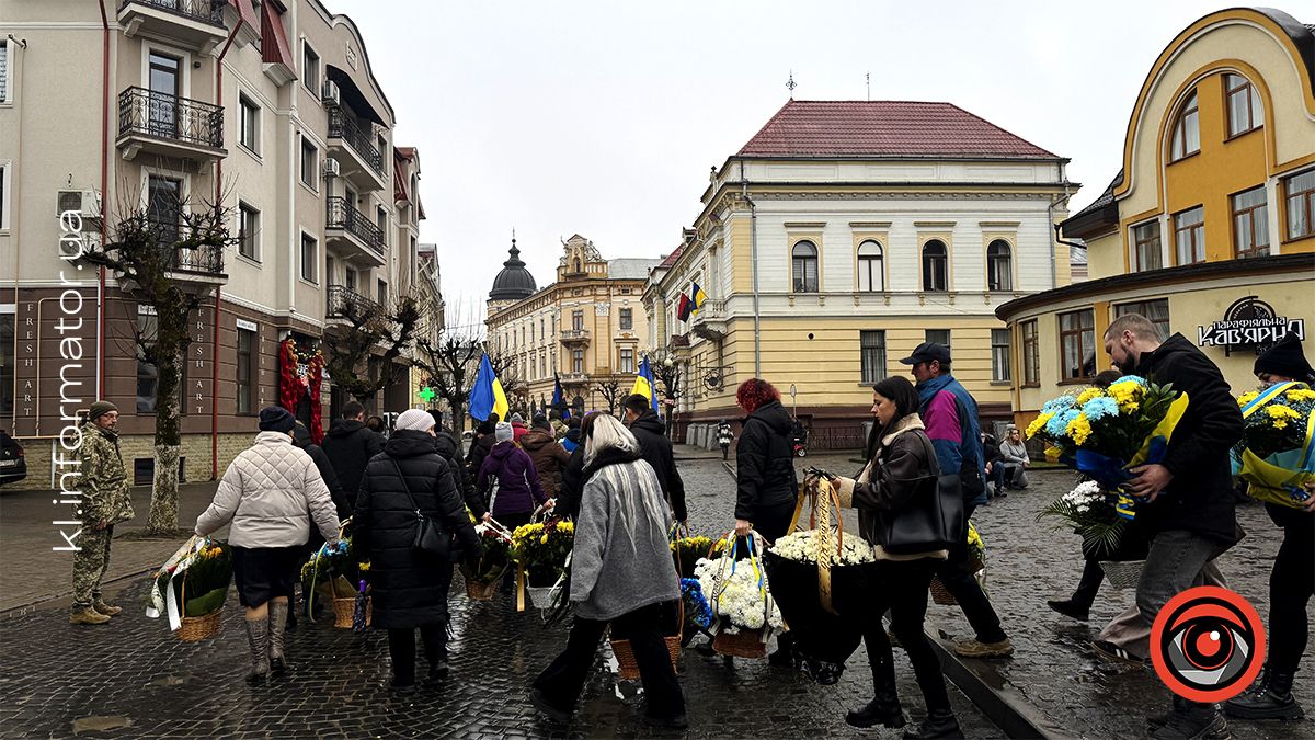 Назавжди 26: на вічний спочинок у Коломиї провели Романа Федорака 3