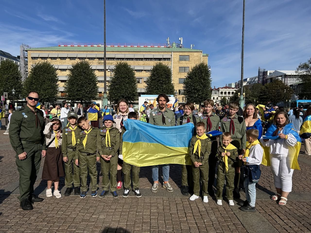 Шведські пластуни на мітингу з підтримки України до Дня Незалежності в Гетеборзі. Серпень 2025 року. Шведські пластуни на мітингу з підтримки України до Дня Незалежності в Гетеборзі. Серпень 2025 року.