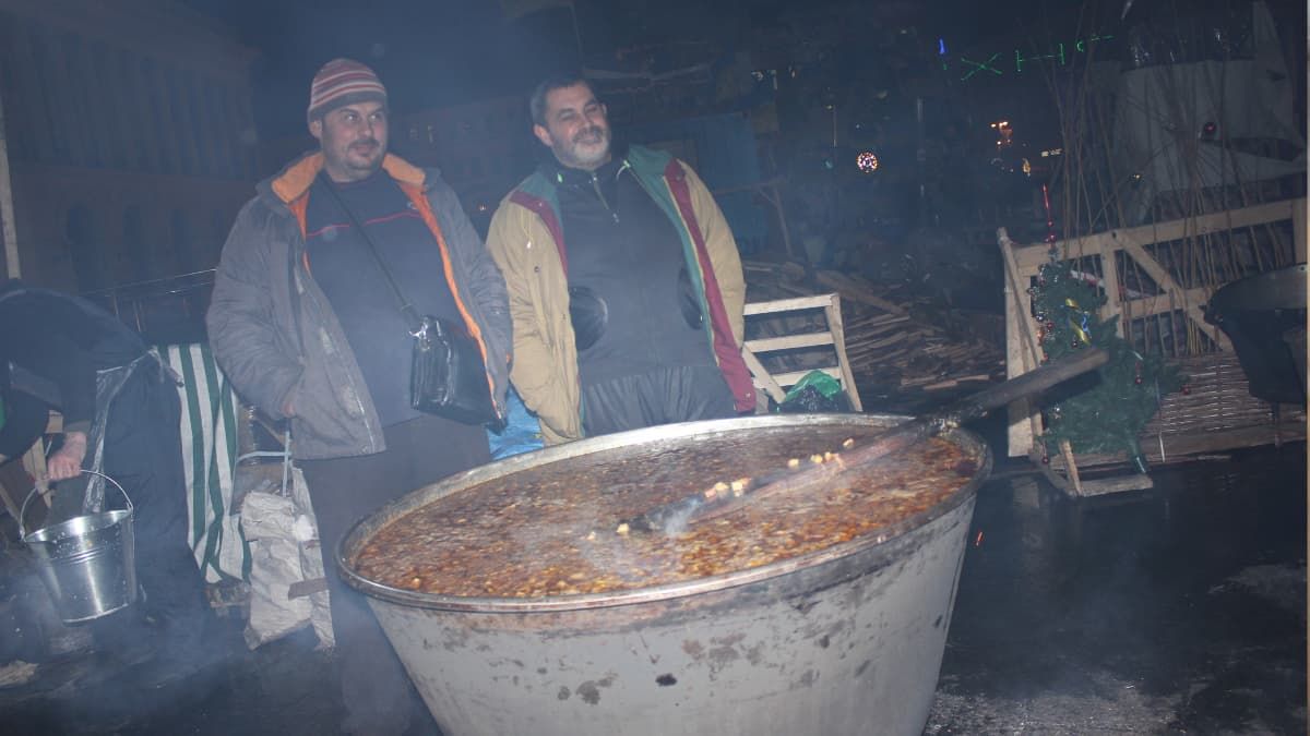 Брати Дорожівські варять борщ на Майдані у Києві. Фото з архіву Романа Дорожівського Брати Дорожівські варять борщ на Майдані у Києві. Фото з архіву Романа Дорожівського