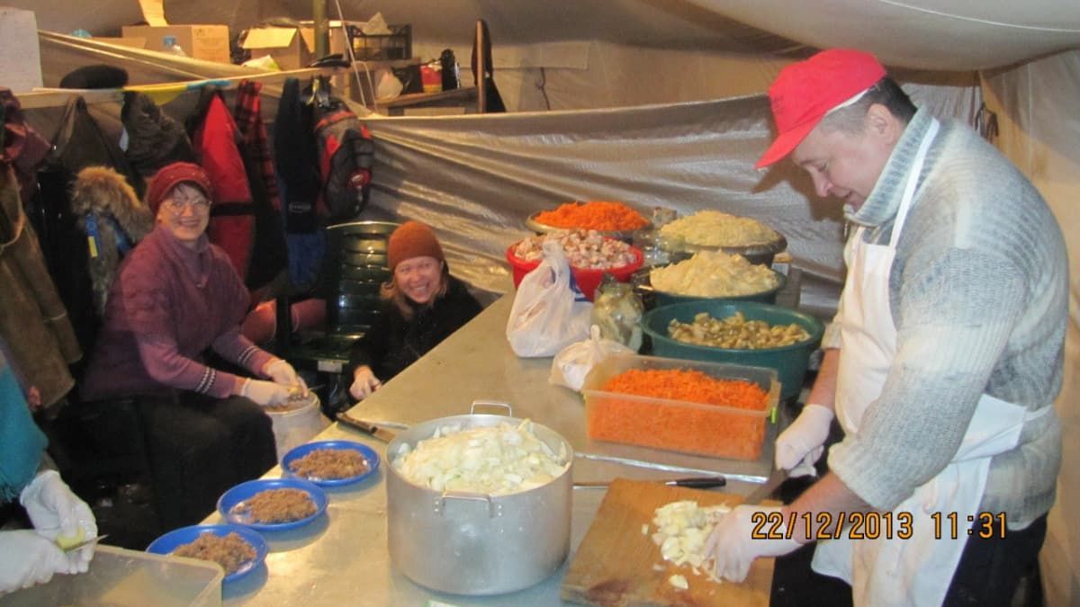 Польова кухня на Майдані. Фото з архіву Романа Дорожівського Польова кухня на Майдані. Фото з архіву Романа Дорожівського