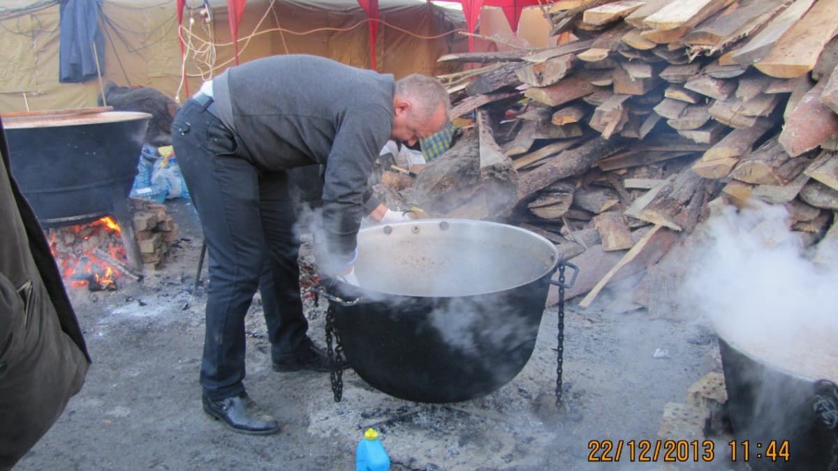 Польова кухня на Майдані. Фото з архіву Романа Дорожівського Польова кухня на Майдані. Фото з архіву Романа Дорожівського