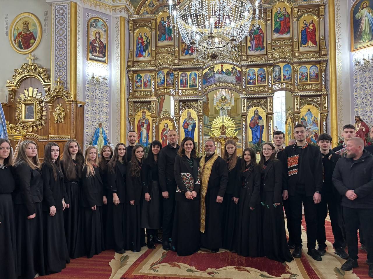 Два колективи з Прикарпаття одним концертом зібрали кошти на антидронову рушницю 1