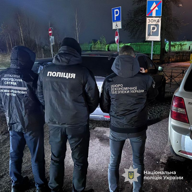Продавали "гуманітарні авто": поліція викрила організатора злочинного бізнесу та його спільників з Прикарпаття 3