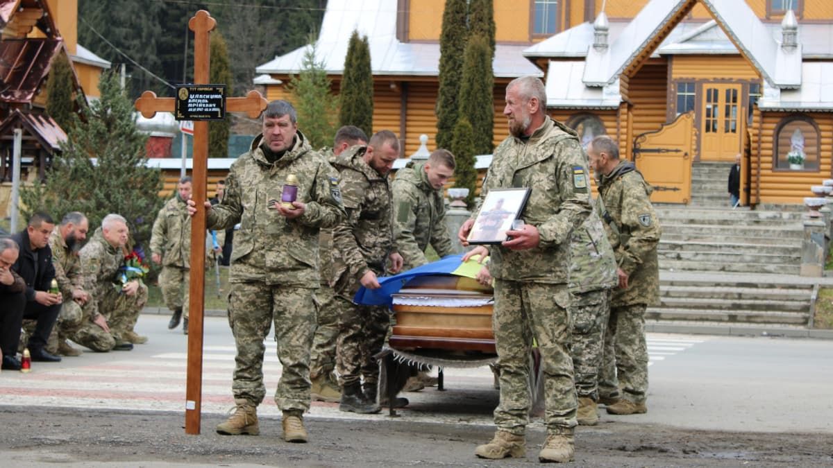 У Верховині "на щиті" зустріли полеглого захисника Василя Максимюка