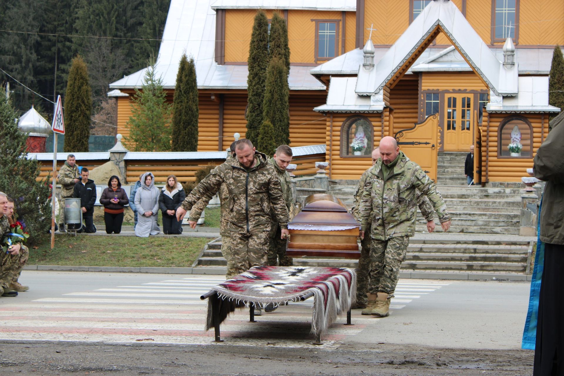 У Верховині "на щиті" зустріли полеглого захисника Василя Максимюка 2