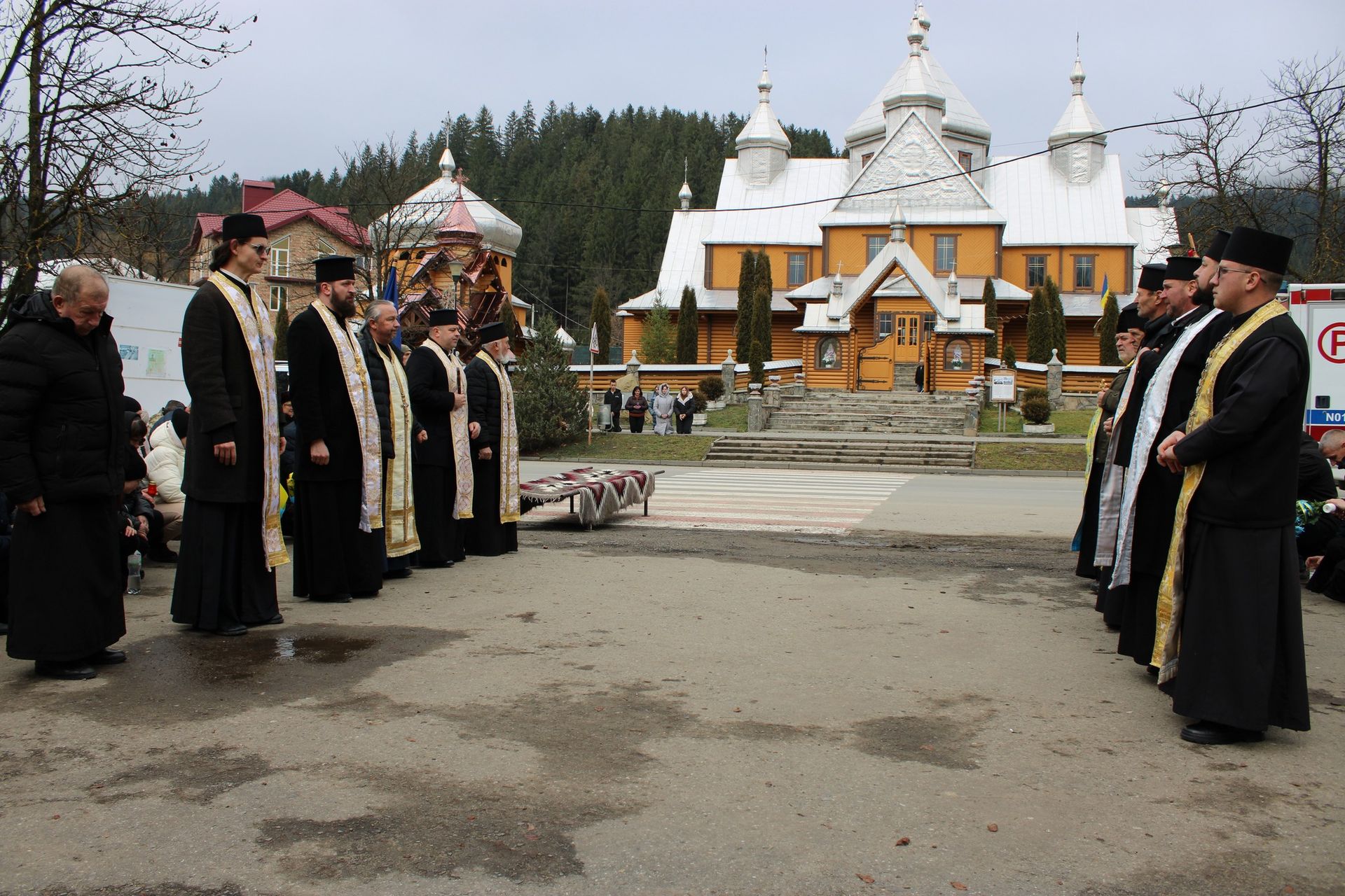 У Верховині "на щиті" зустріли полеглого захисника Василя Максимюка 3