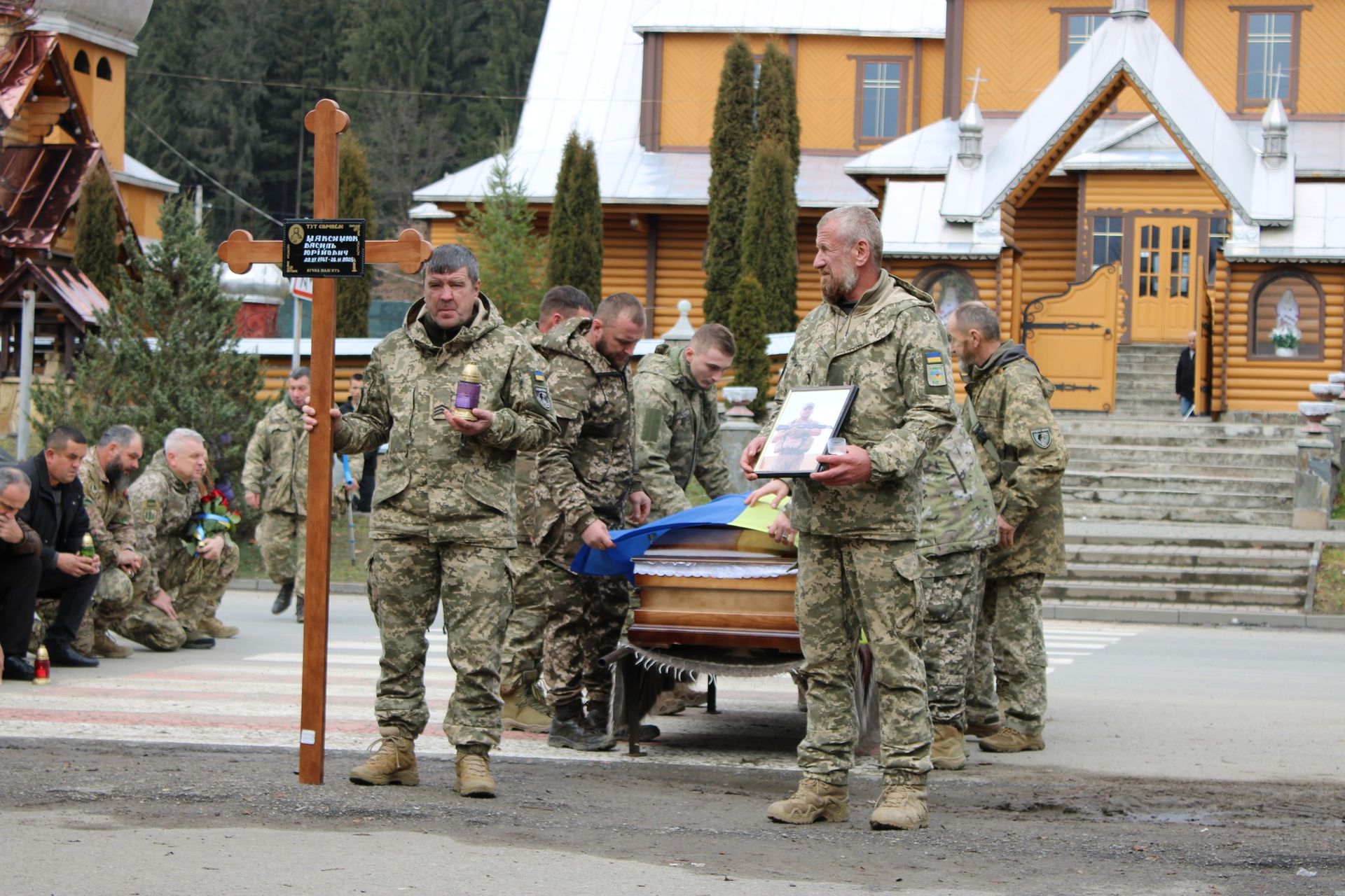 У Верховині "на щиті" зустріли полеглого захисника Василя Максимюка 4