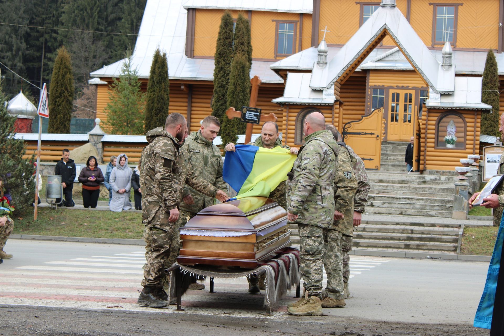У Верховині "на щиті" зустріли полеглого захисника Василя Максимюка 5