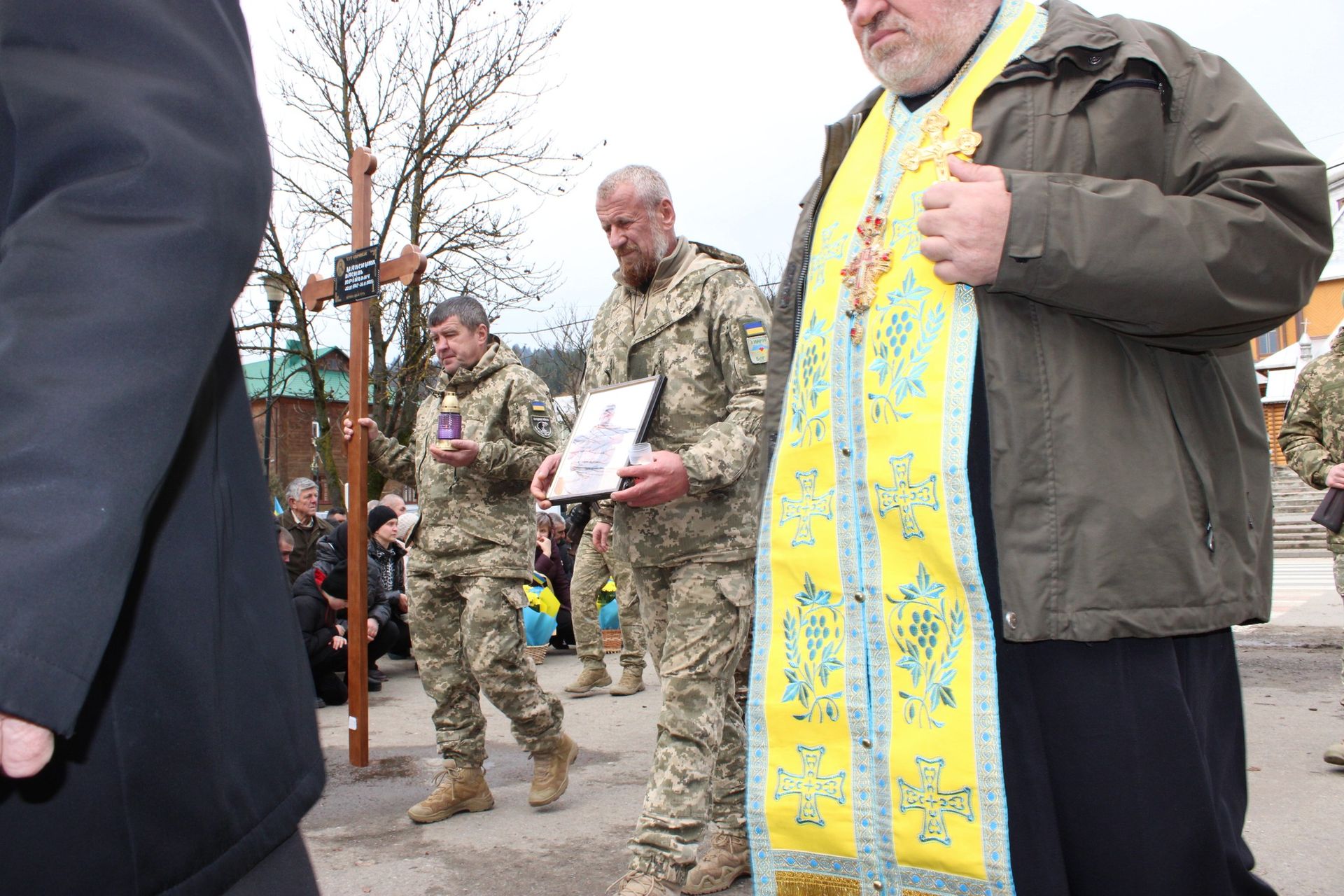 У Верховині "на щиті" зустріли полеглого захисника Василя Максимюка 6
