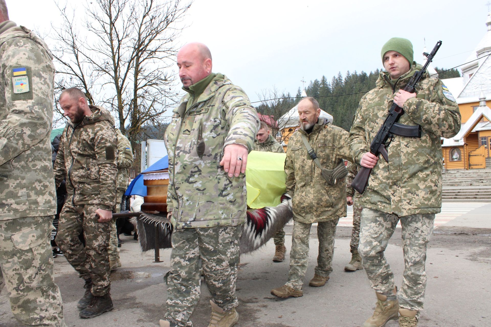 У Верховині "на щиті" зустріли полеглого захисника Василя Максимюка 7
