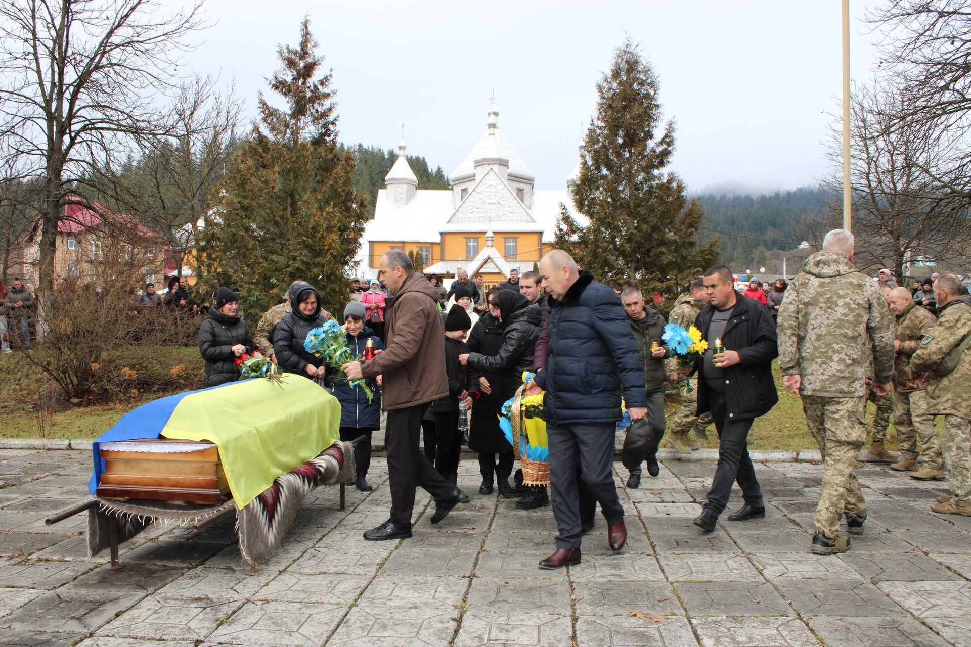 У Верховині "на щиті" зустріли полеглого захисника Василя Максимюка 8
