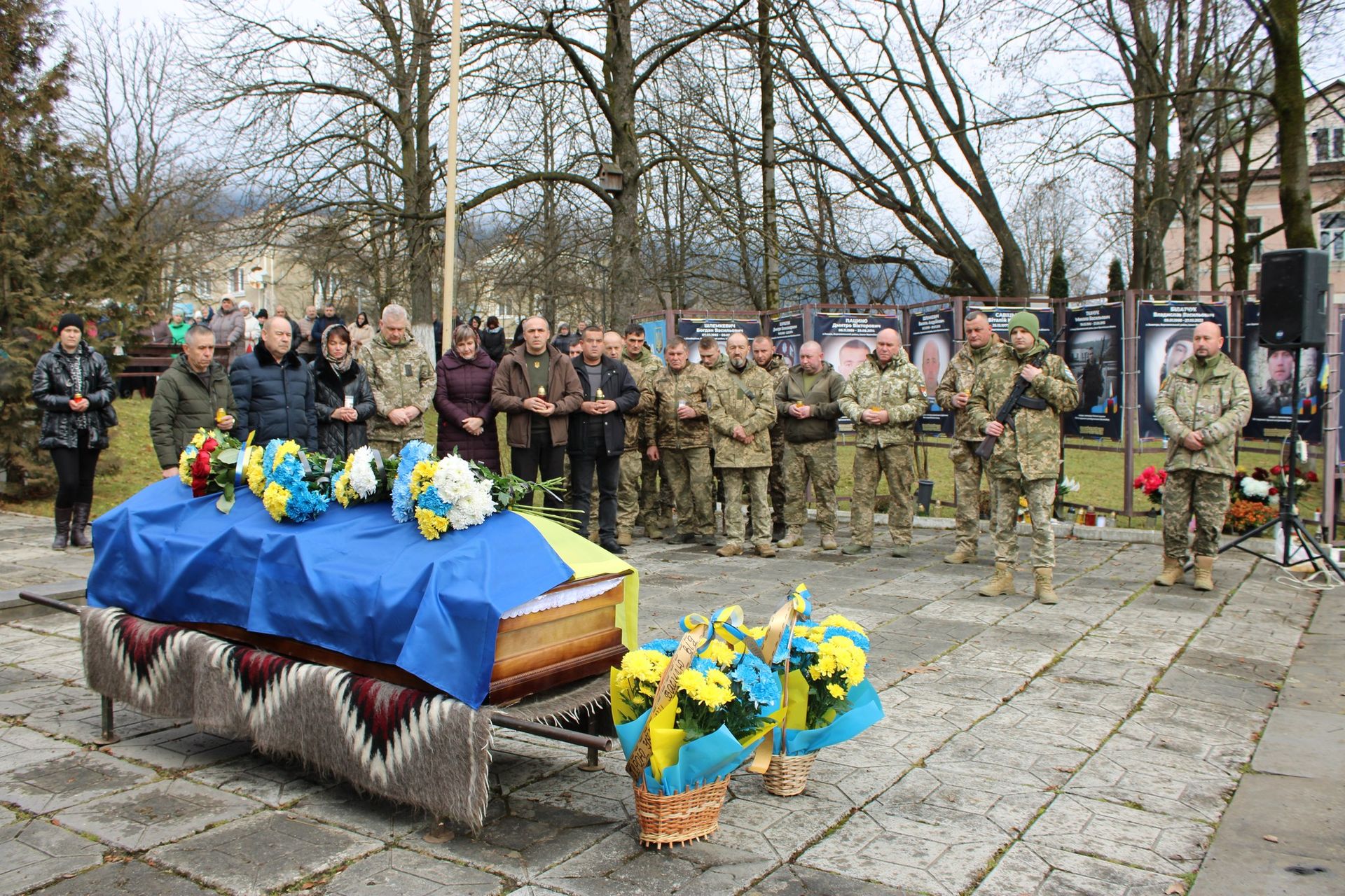 У Верховині "на щиті" зустріли полеглого захисника Василя Максимюка 10