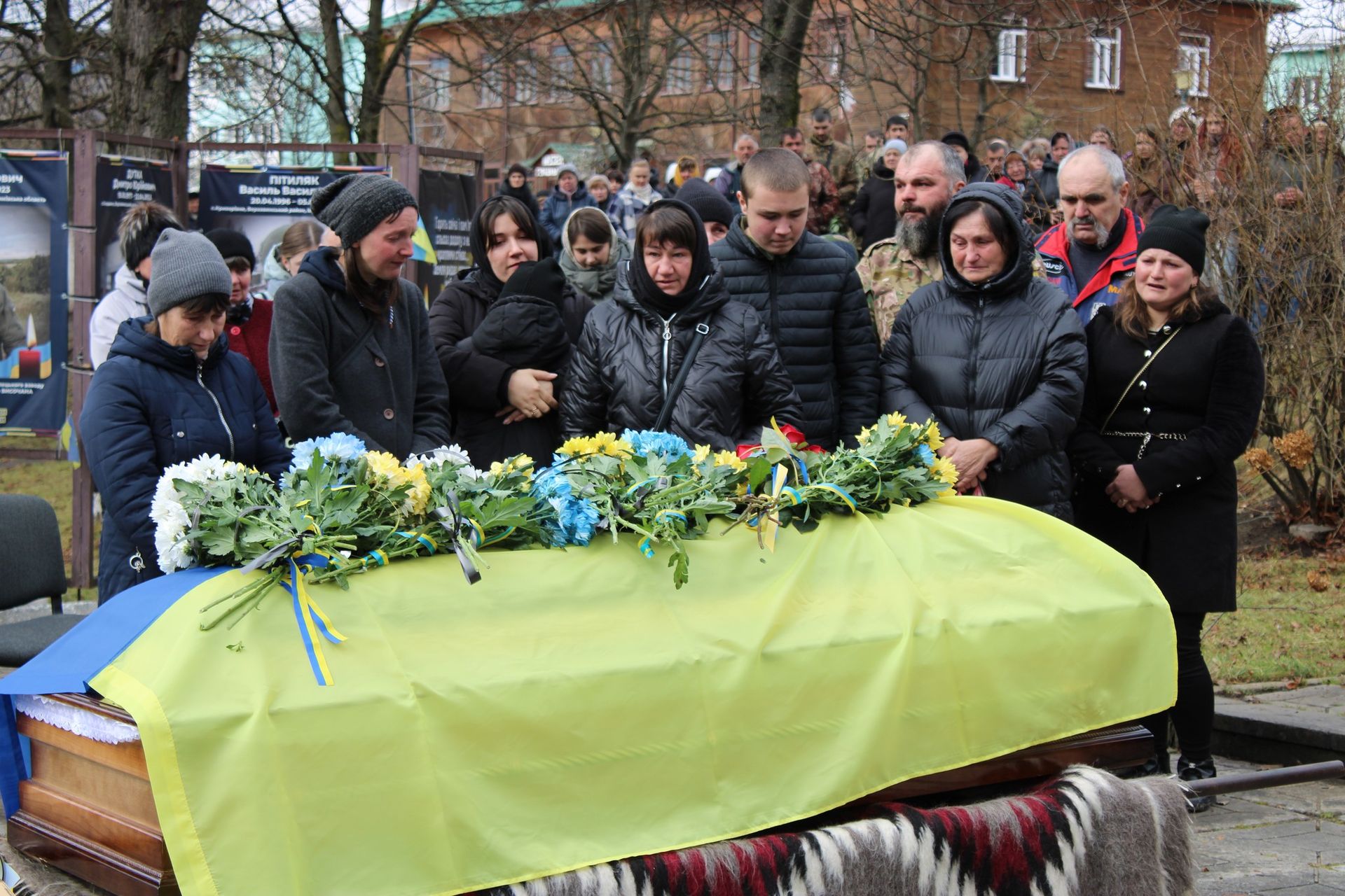 У Верховині "на щиті" зустріли полеглого захисника Василя Максимюка 12