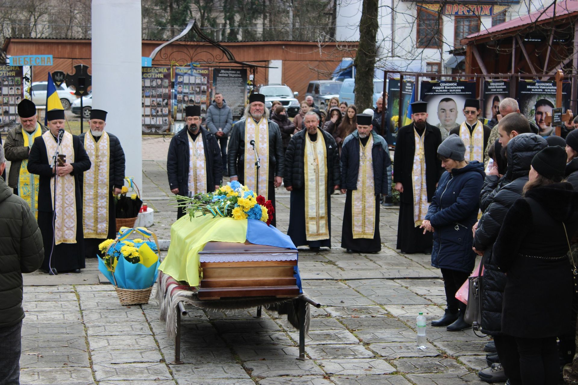 У Верховині "на щиті" зустріли полеглого захисника Василя Максимюка 13