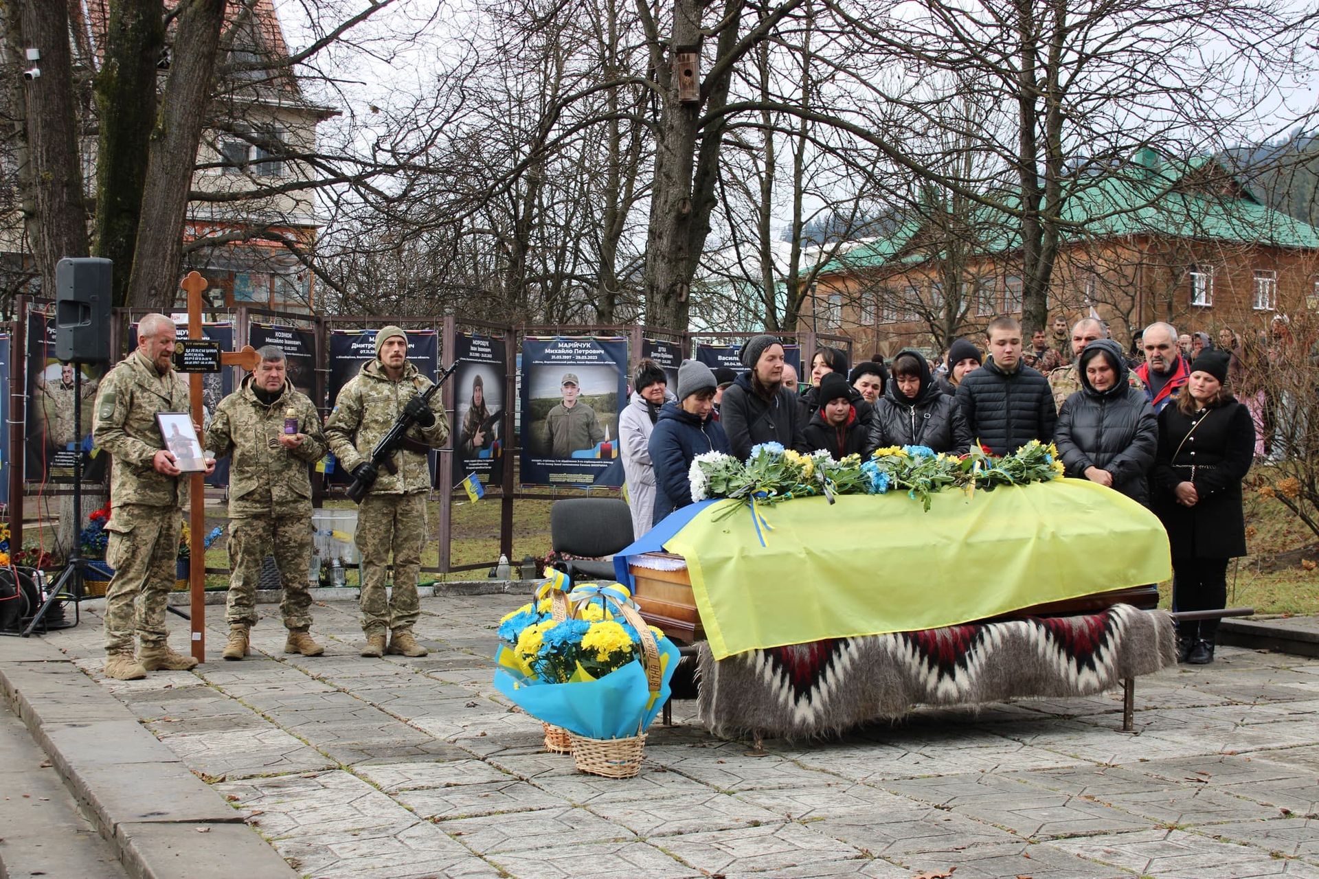 У Верховині "на щиті" зустріли полеглого захисника Василя Максимюка 9