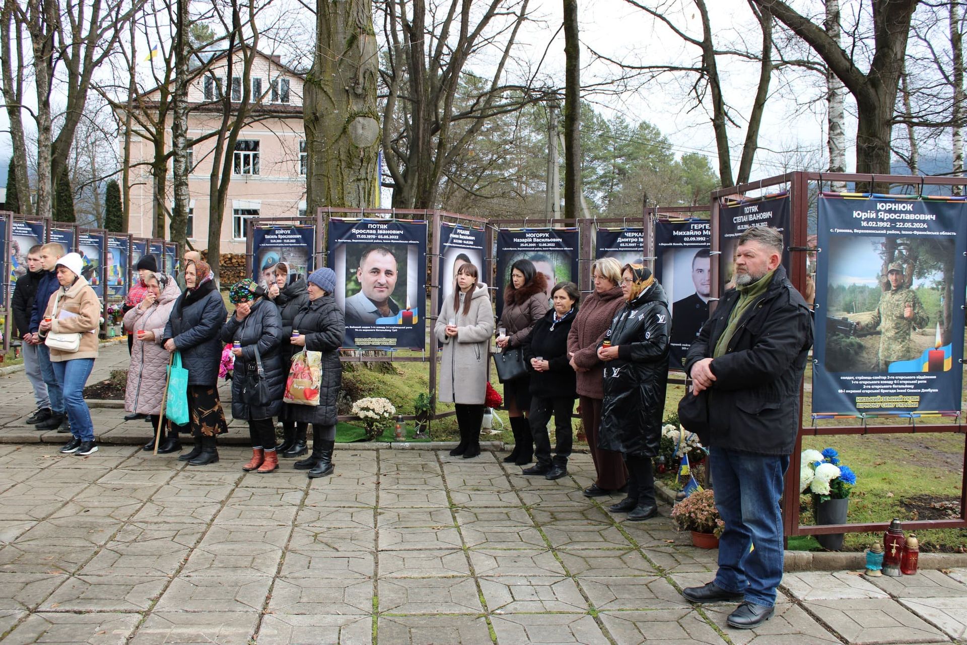 У Верховині "на щиті" зустріли полеглого захисника Василя Максимюка 21