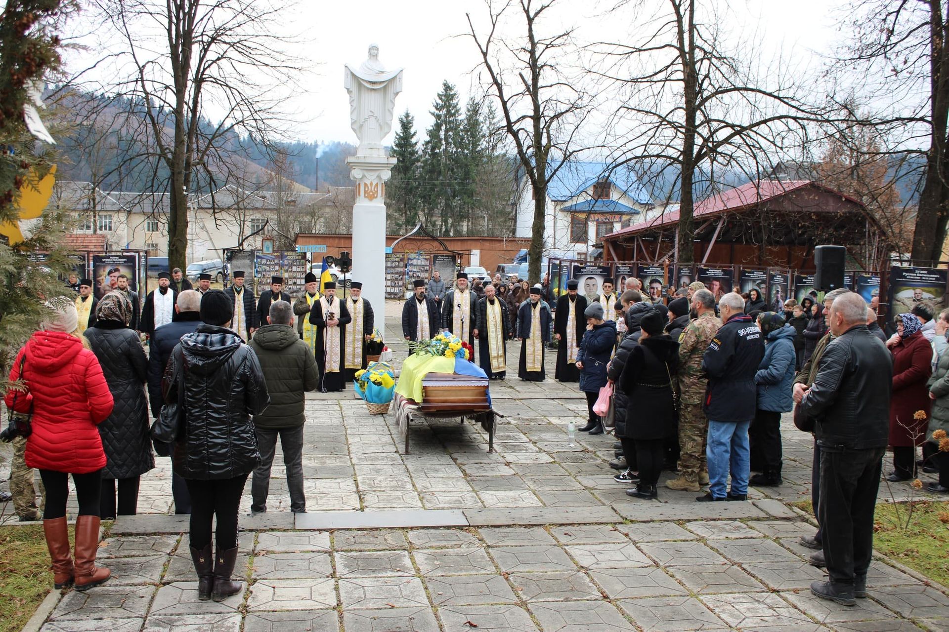 У Верховині "на щиті" зустріли полеглого захисника Василя Максимюка 19