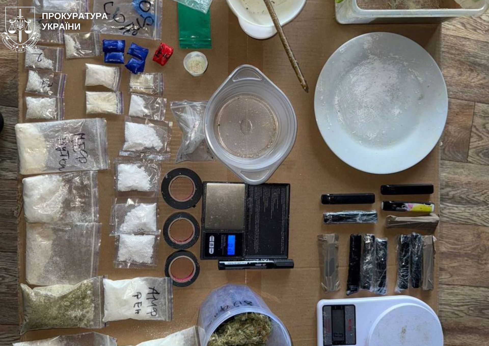 Вилучені наркотичні та психотропні засоби в обвинуваченого. Фото: Прокуратура України Вилучені наркотичні та психотропні засоби в обвинуваченого. Фото: Прокуратура України