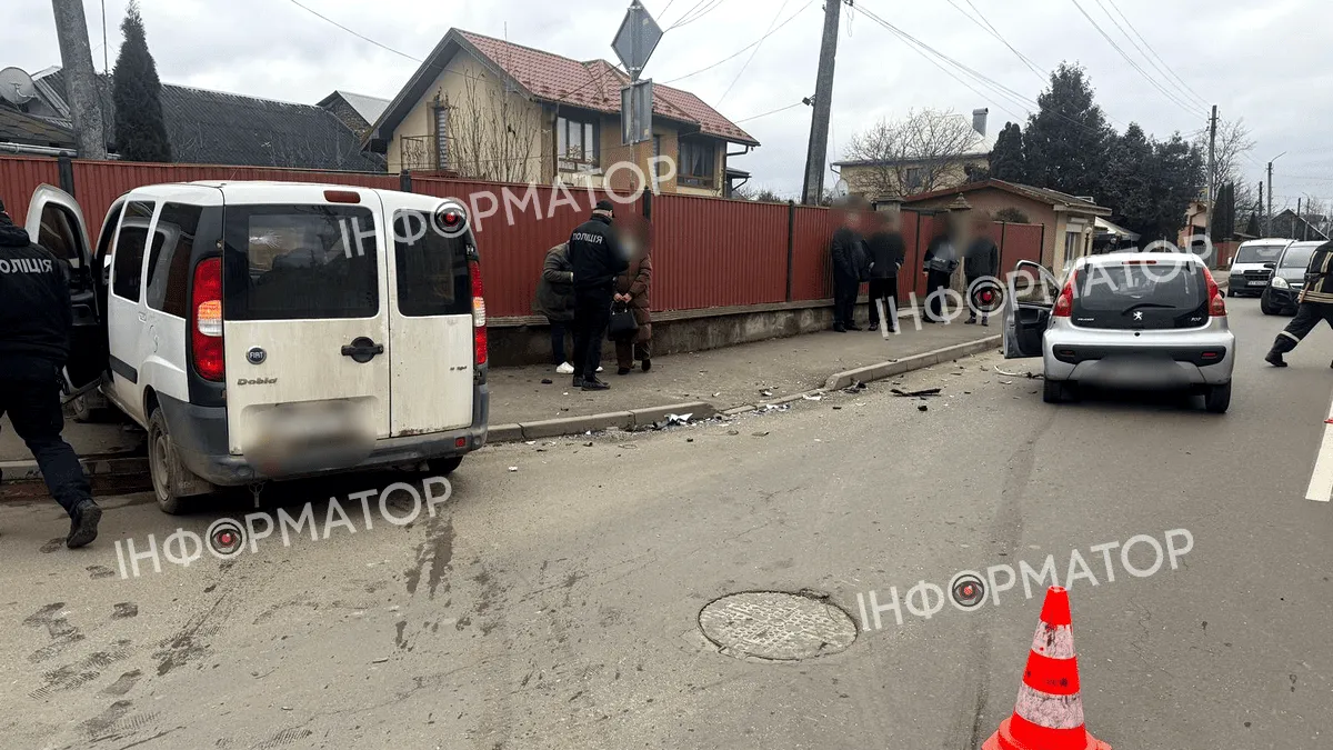 "Фіат" та "Пежо" зіткнулися у Коломиї 1