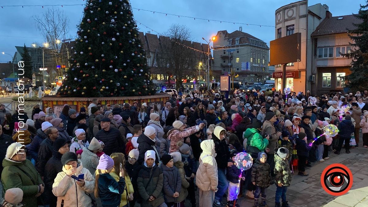У Надвірній знову засяяла головна ялинка міста: святковий фоторепортаж 1