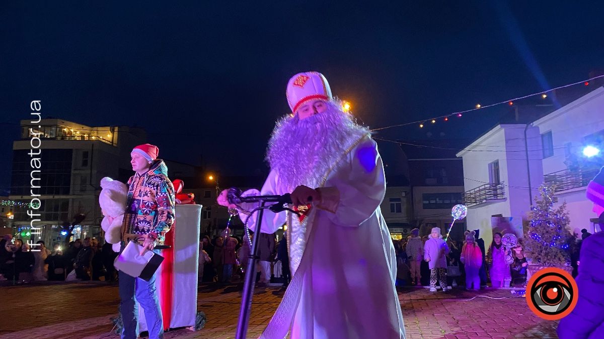 У Надвірній знову засяяла головна ялинка міста: святковий фоторепортаж 2