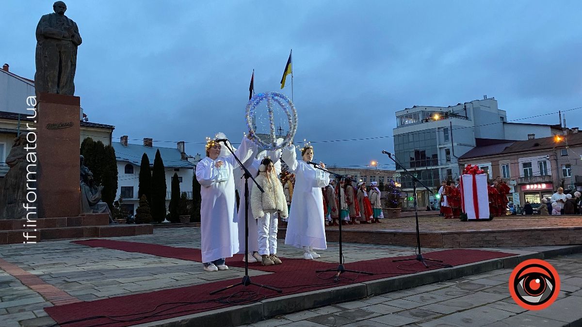 У Надвірній знову засяяла головна ялинка міста: святковий фоторепортаж 3