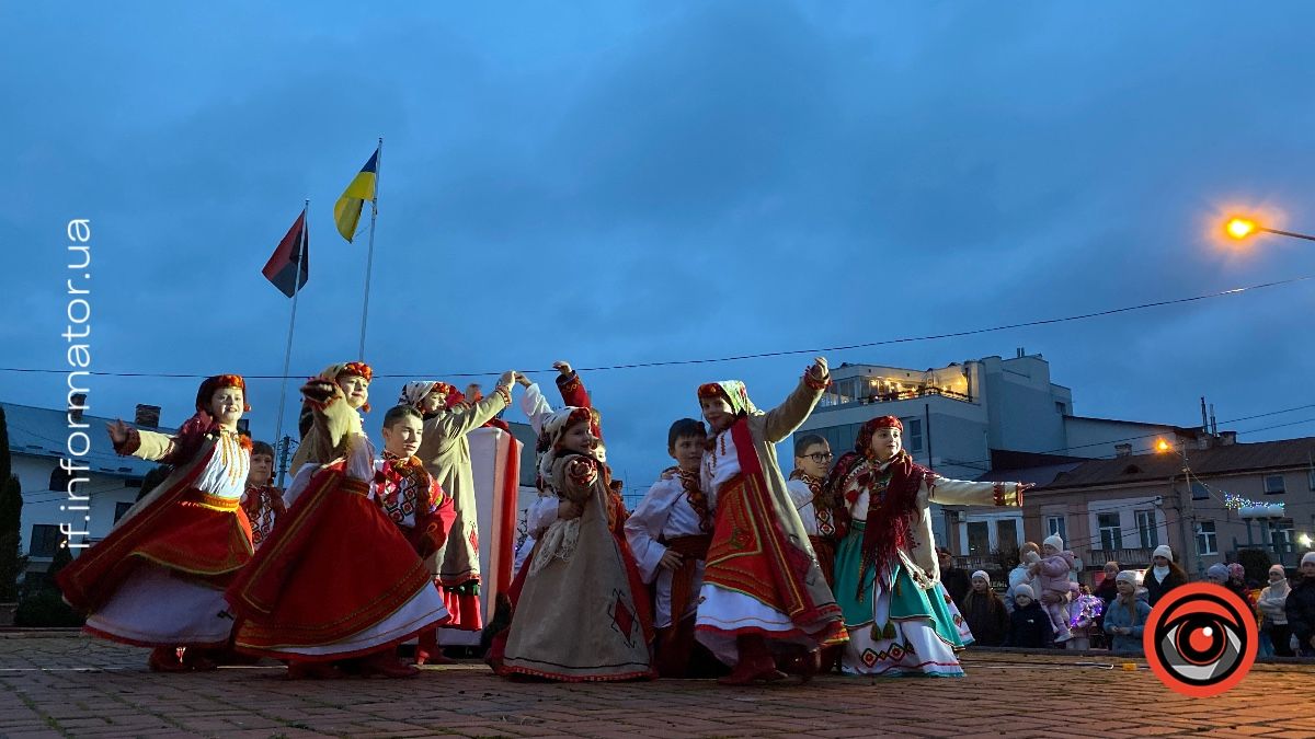 У Надвірній знову засяяла головна ялинка міста: святковий фоторепортаж 4