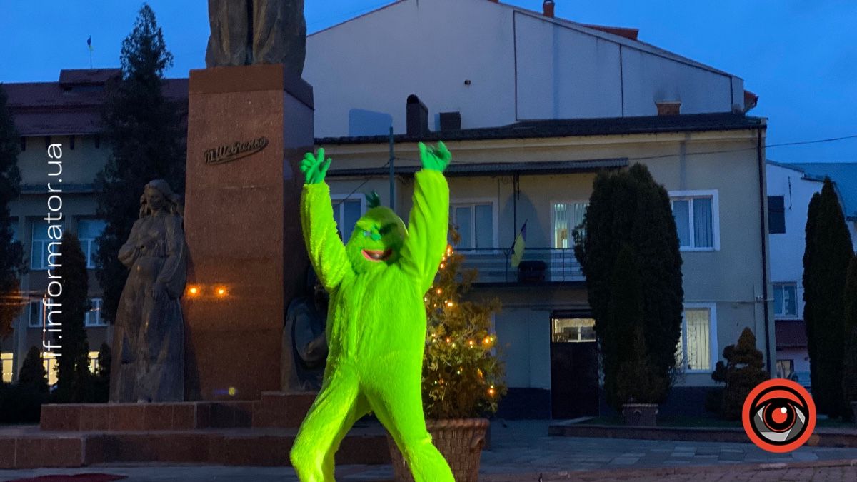 У Надвірній знову засяяла головна ялинка міста: святковий фоторепортаж 5