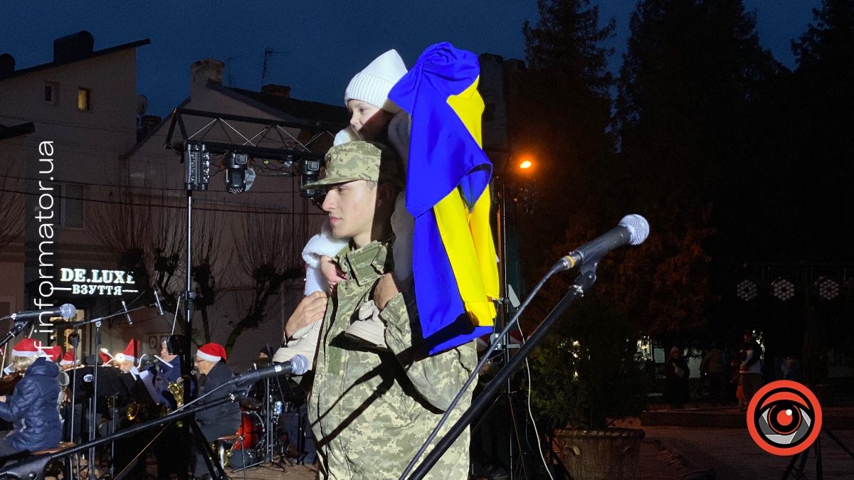 У Надвірній знову засяяла головна ялинка міста: святковий фоторепортаж 6