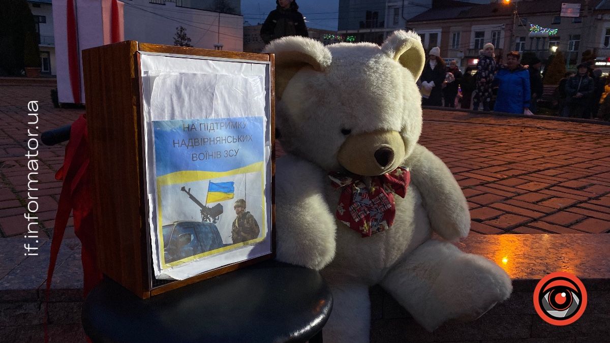 У Надвірній знову засяяла головна ялинка міста: святковий фоторепортаж 7