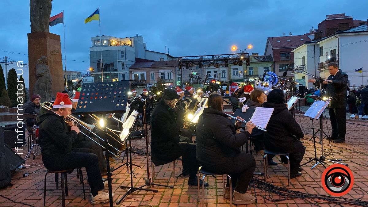 У Надвірній знову засяяла головна ялинка міста: святковий фоторепортаж 8