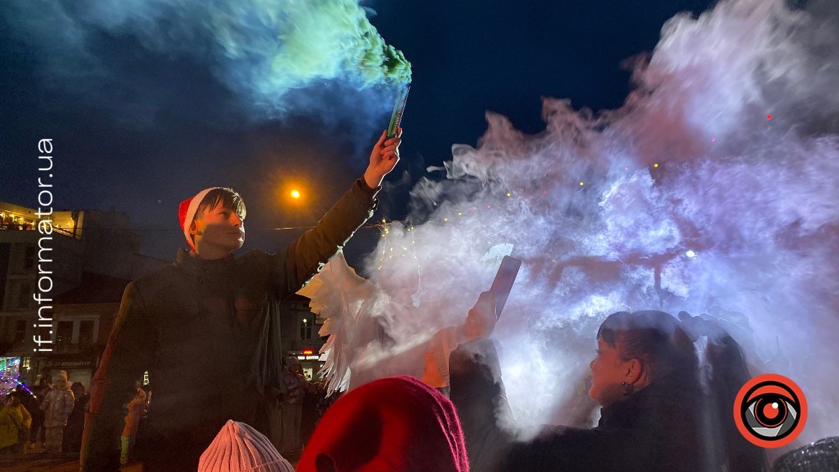 У Надвірній знову засяяла головна ялинка міста: святковий фоторепортаж 9