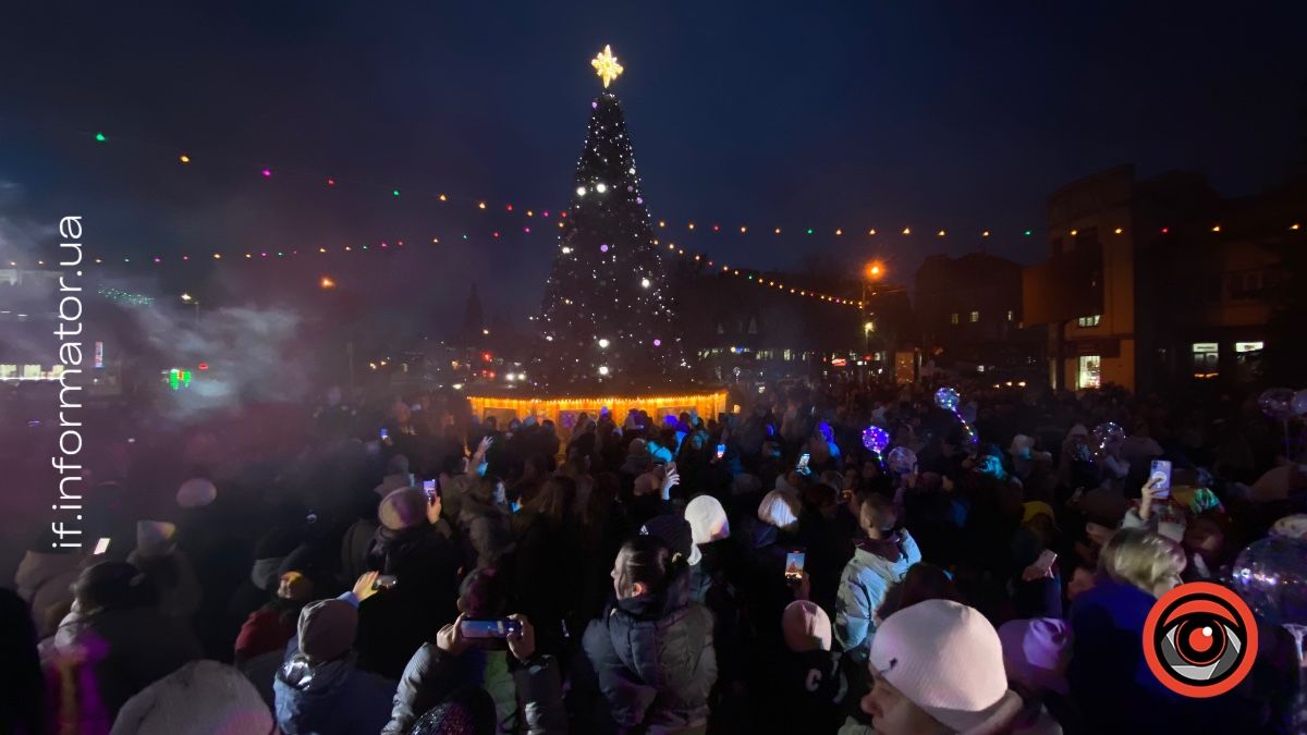 У Надвірній знову засяяла головна ялинка міста: святковий фоторепортаж 10