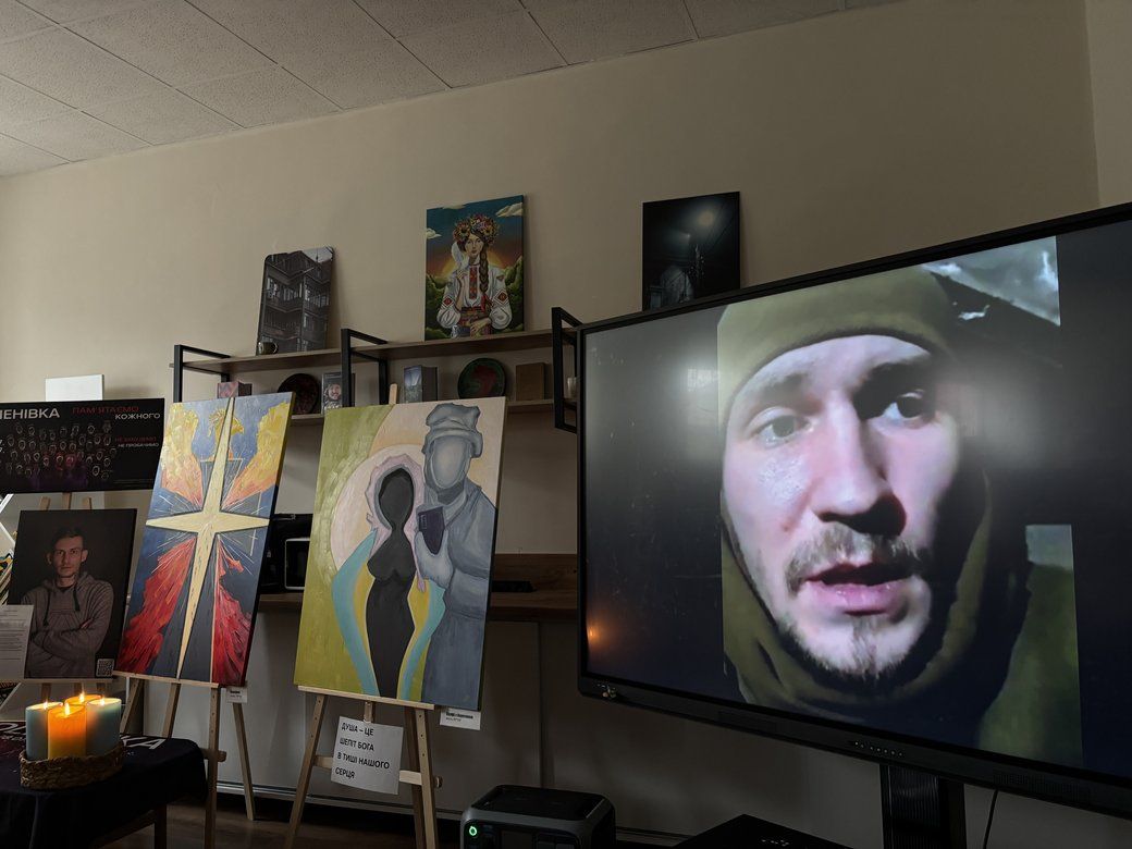 Виставка мами загиблого "азовця" Олексія Кісілішина Виставка мами загиблого "азовця" Олексія Кісілішина